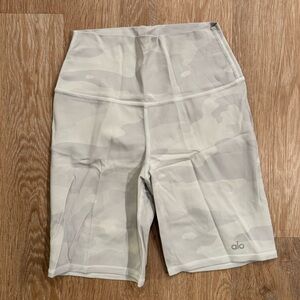 ALO BIKER SHORT WHITE CAMO SMALL